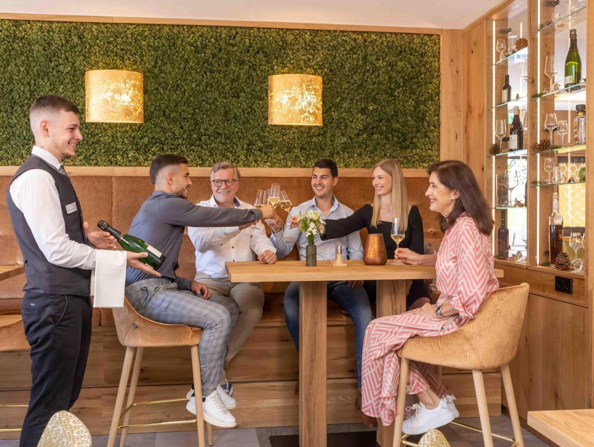 Wellnesshotel Sonnenhof & Sonnhalde ユーリンゲン・ビルケンドルフ エクステリア 写真