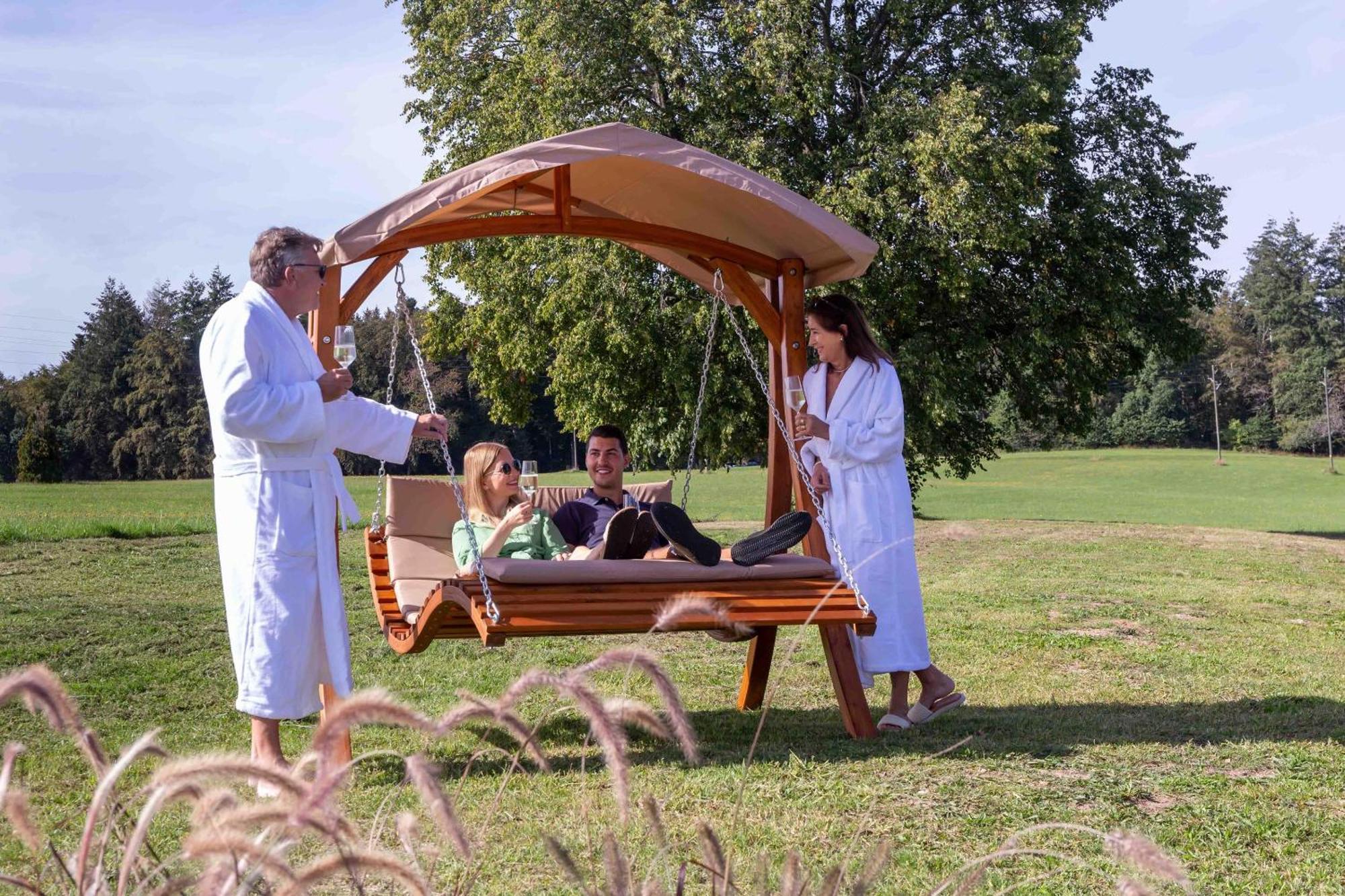 Wellnesshotel Sonnenhof & Sonnhalde ユーリンゲン・ビルケンドルフ エクステリア 写真