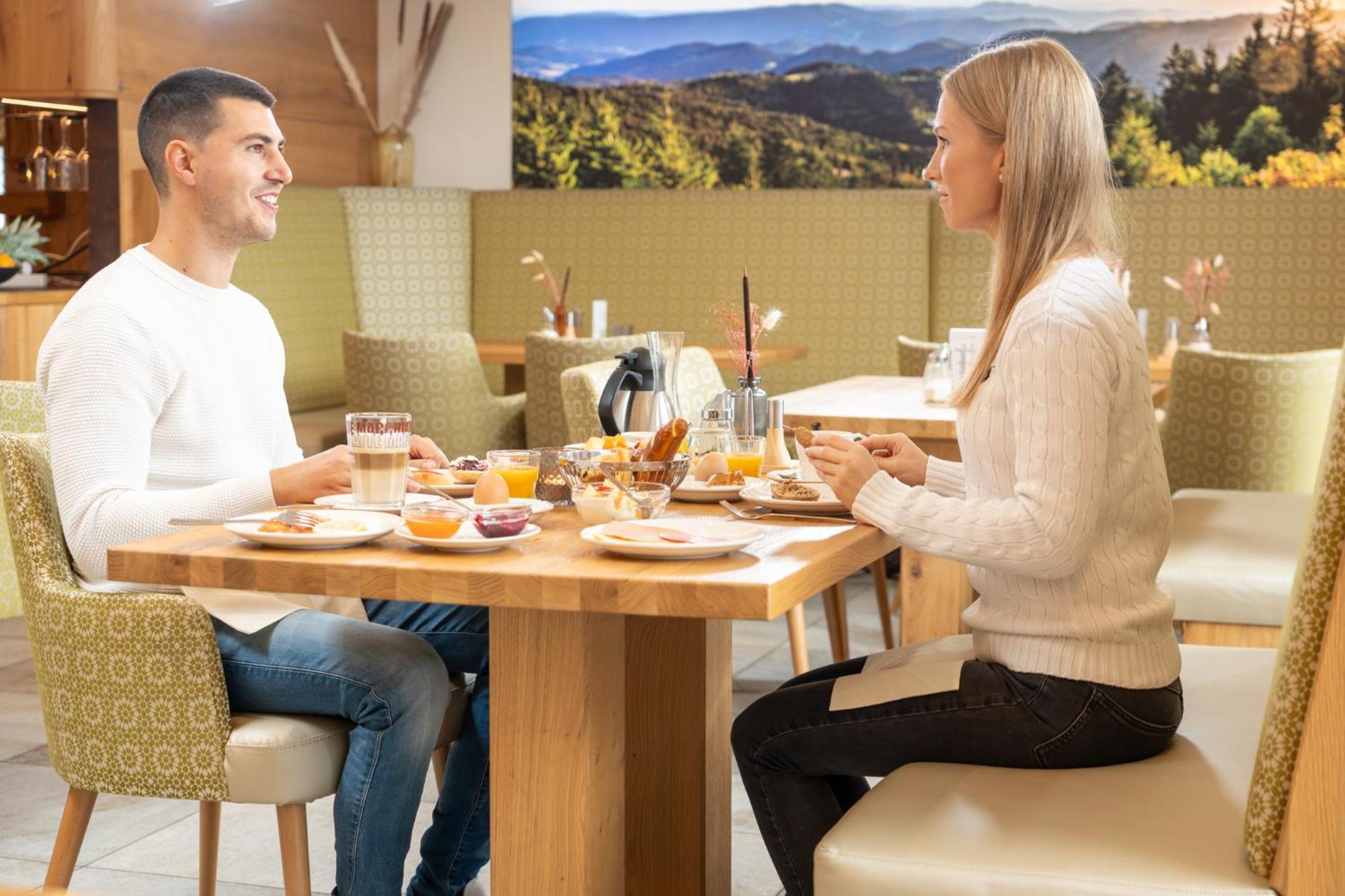 Wellnesshotel Sonnenhof & Sonnhalde ユーリンゲン・ビルケンドルフ エクステリア 写真