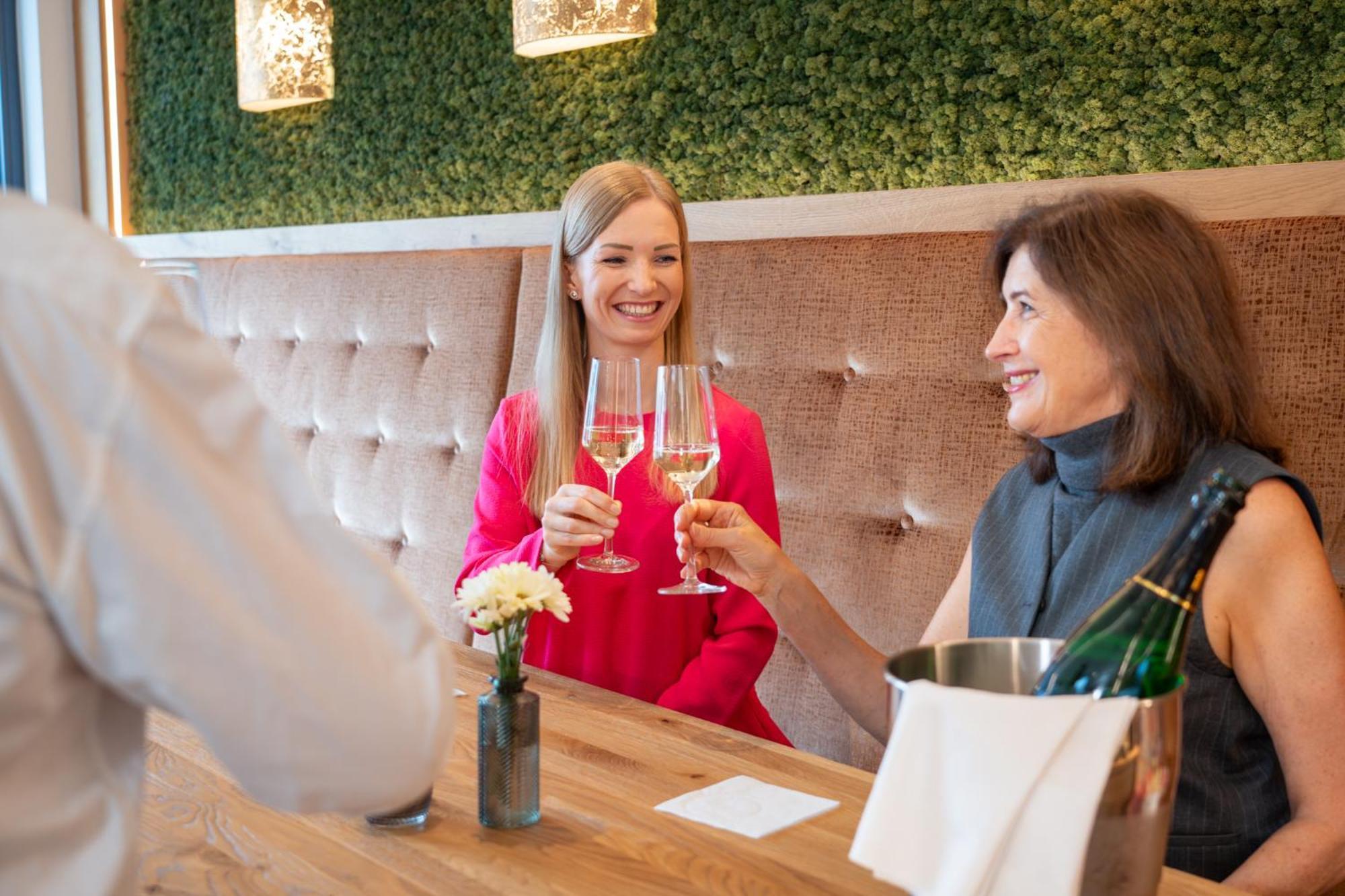 Wellnesshotel Sonnenhof & Sonnhalde ユーリンゲン・ビルケンドルフ エクステリア 写真